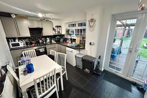6 Bramley Shaw, Waltham Abbey, EN9 3NL