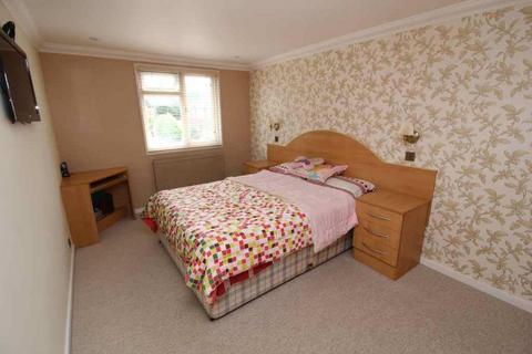 3 bedroom terraced house to rent, Mendip Walk, Crawley RH11