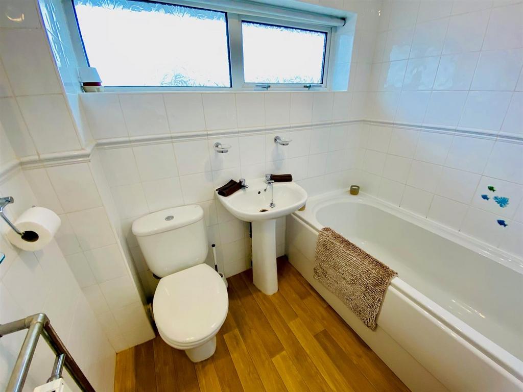 Cheviot way 11 bathroom.jpg