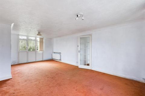 14 Ashburnham Road, Crawley, RH10 6QZ