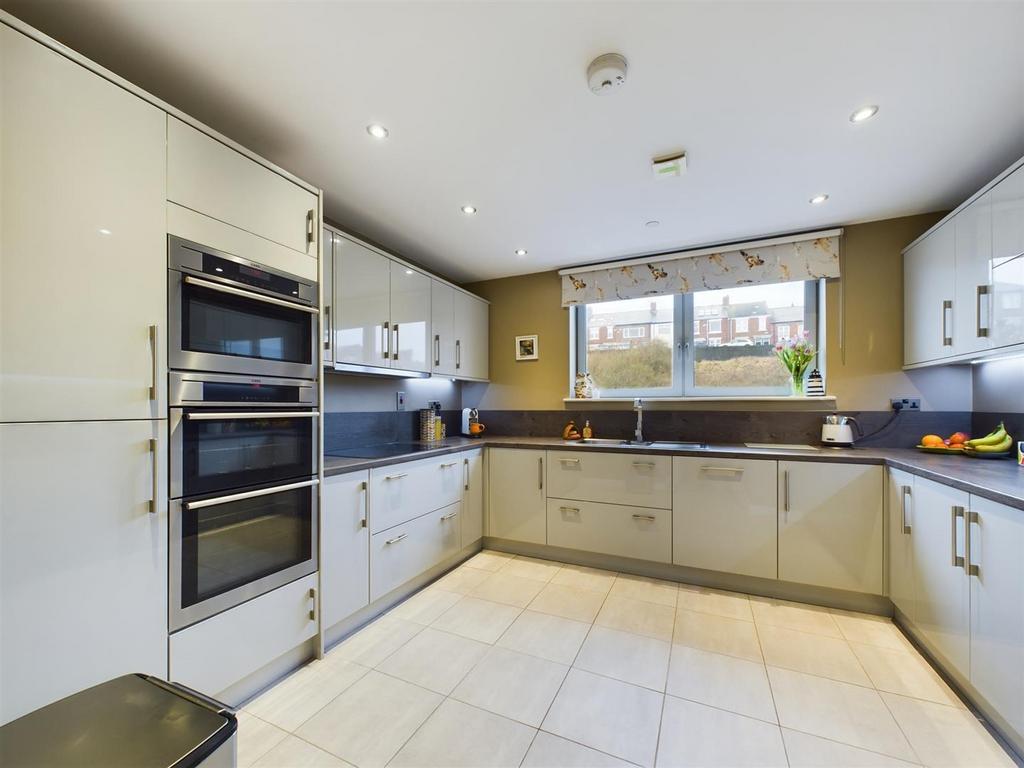 Kitchen 1.jpg