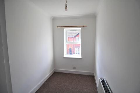 2 bedroom flat to rent, East Park, Southgate RH10