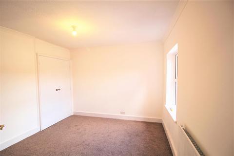 2 bedroom flat to rent, East Park, Southgate RH10