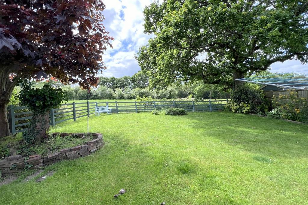 Bracken Road, Ferndown, BH22 2 bed detached bungalow for sale £450,000