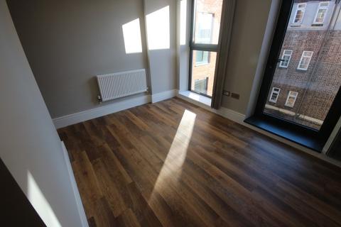 3 bedroom flat to rent - Kaysquare Court, 1a Heather Gardens, London, NW11