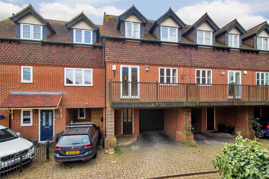 London Road, Westerham TN16 3 bed terraced house for sale £499,950