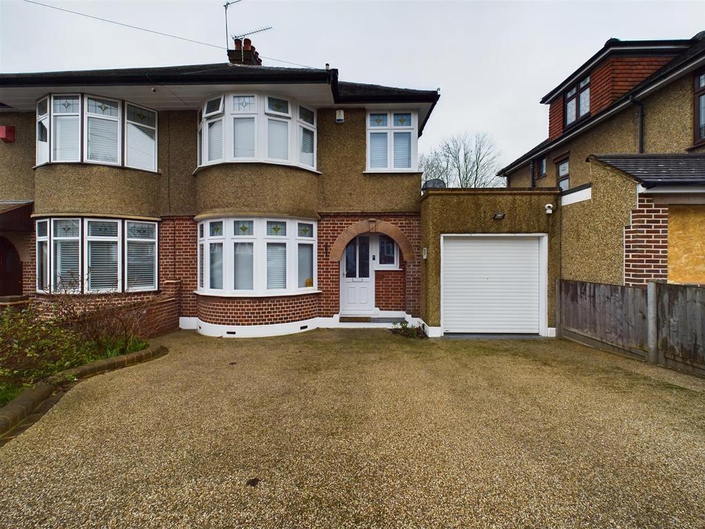 Walnut Way, Buckhurst Hill 3 bed semidetached house for sale £750,000