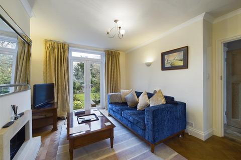 17 Walnut Way, Buckhurst Hill, IG9 6HU