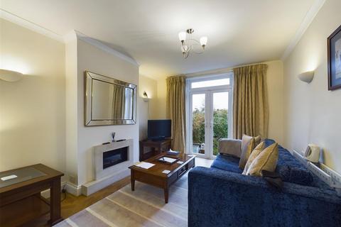 17 Walnut Way, Buckhurst Hill, IG9 6HU