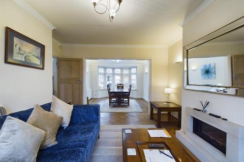 17 Walnut Way, Buckhurst Hill, IG9 6HU