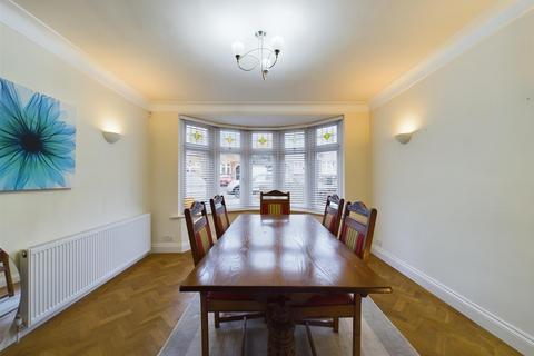 17 Walnut Way, Buckhurst Hill, IG9 6HU