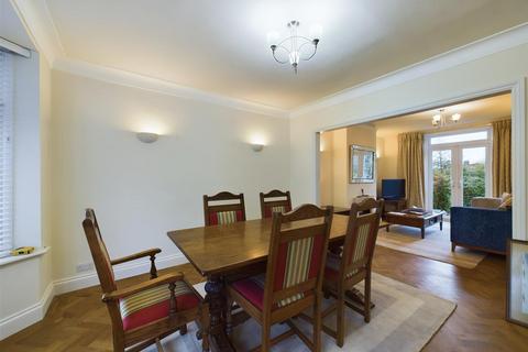 17 Walnut Way, Buckhurst Hill, IG9 6HU