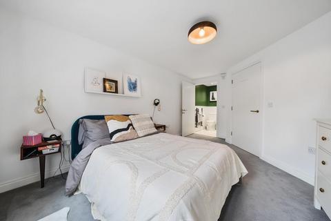 2 bedroom flat for sale, Alleon Court, Low Lane, LS18