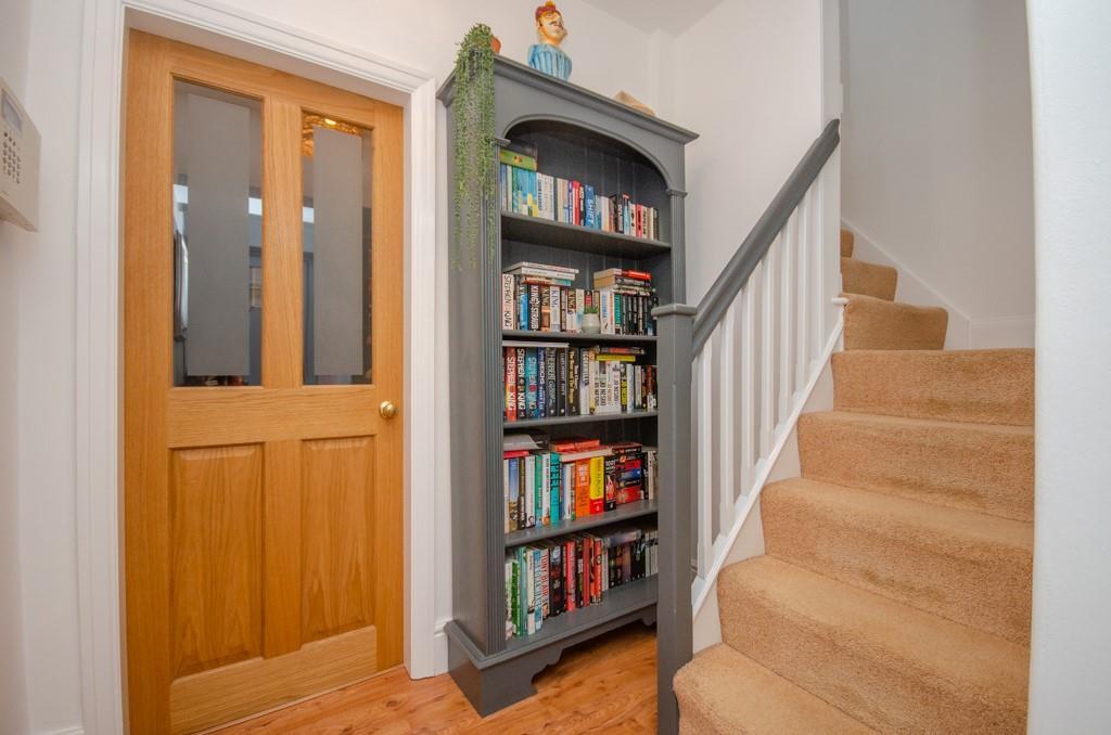 Entrance hall pic 2.jpg