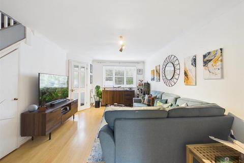 2 bedroom terraced house to rent, Boleyn Close, Maidenbower RH10