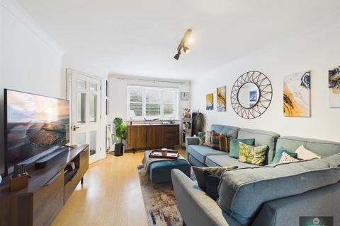 2 bedroom terraced house to rent, Boleyn Close, Maidenbower RH10