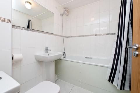3 bedroom flat to rent - Eaton Road, Sutton