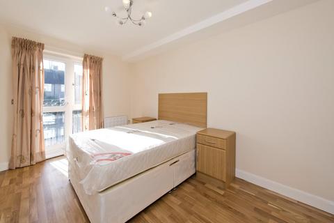3 bedroom flat to rent - Eaton Road, Sutton