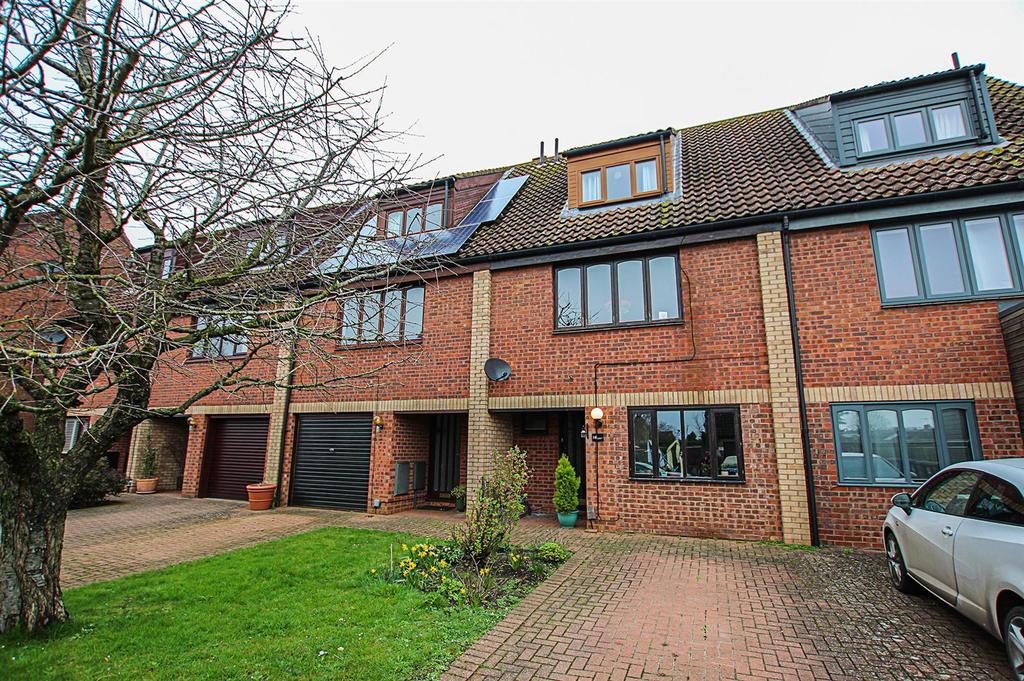 Armstrong Close, Newmarket CB8 3 bed terraced house for sale £330,000