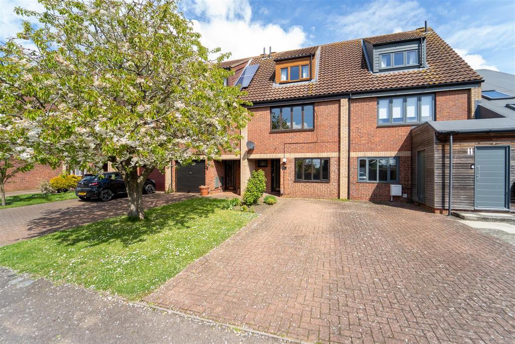 Armstrong Close, Newmarket CB8 3 bed terraced house for sale £330,000