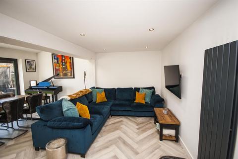 2 Silvermere Close, Ramsbottom, Bury, BL0 9WH