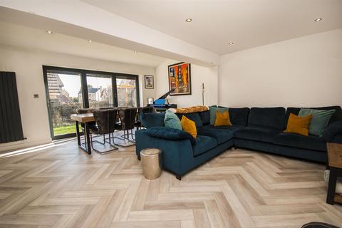 2 Silvermere Close, Ramsbottom, Bury, BL0 9WH