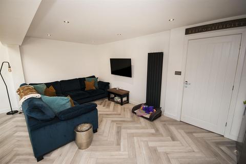 2 Silvermere Close, Ramsbottom, Bury, BL0 9WH