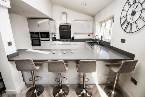 2 Silvermere Close, Ramsbottom, Bury, BL0 9WH