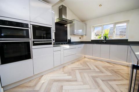2 Silvermere Close, Ramsbottom, Bury, BL0 9WH