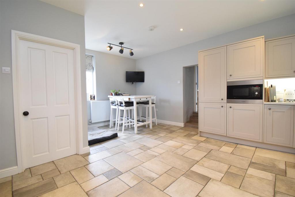 Kitchen (2).JPG