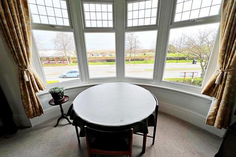 2 bedroom apartment for sale - Summerfields Kingsway, Cleethorpes, N.E. Lincs, DN35 0AF