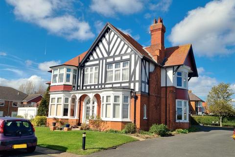 2 bedroom apartment for sale, Summerfields Kingsway, Cleethorpes, N.E. Lincs, DN35 0AF