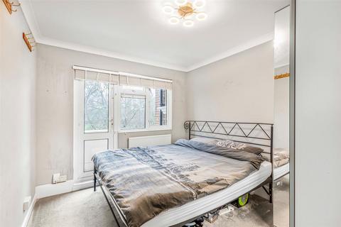 3 bedroom flat for sale, Railway Side, Barnes