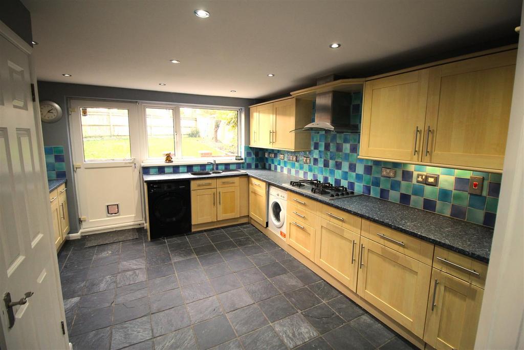 Bashford Way, Crawley RH10 4 bed house to rent £1,850 pcm (£427 pw)