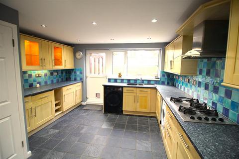 4 bedroom house to rent, Bashford Way, Crawley RH10