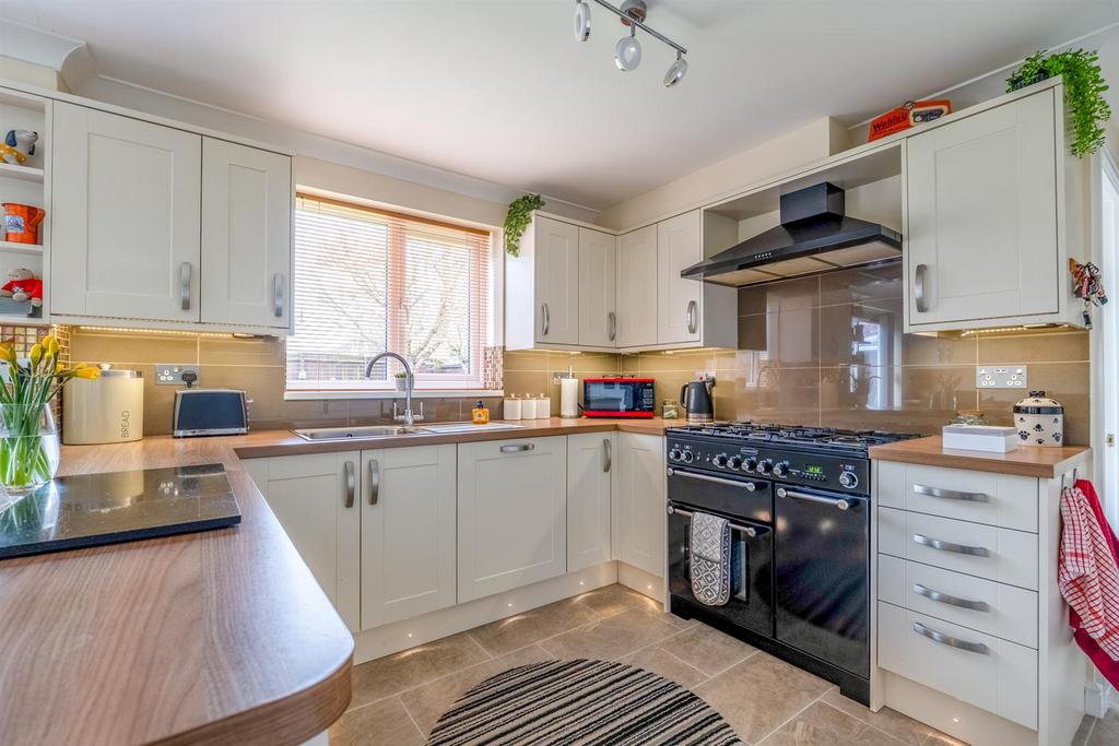 Lavender Walk, Evesham 4 bed detached house for sale £375,000