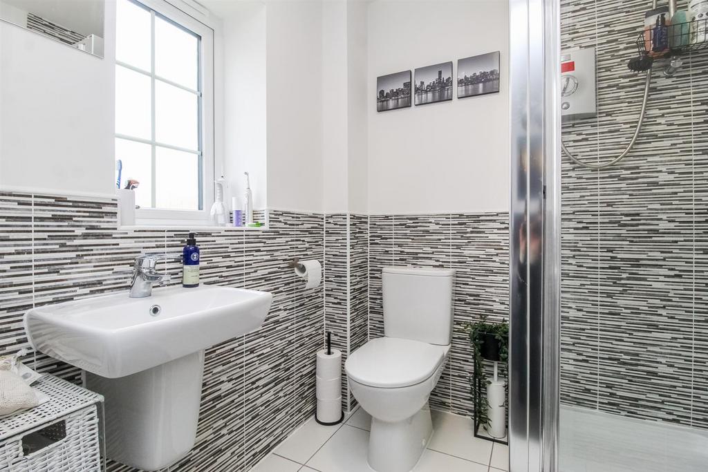 En suite shower room/w.c.
