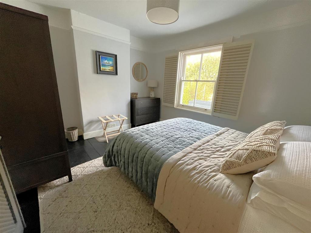 Bed 2.jpg