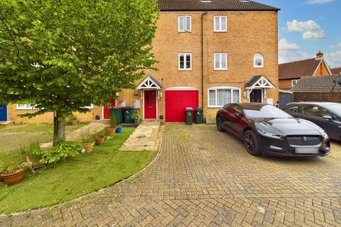 3 bedroom house to rent, Lucas Close, Maidenbower RH10