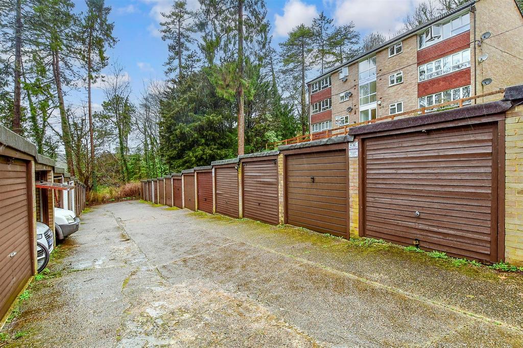 Hill, Warlingham, Surrey 2 bed flat for sale £230,000