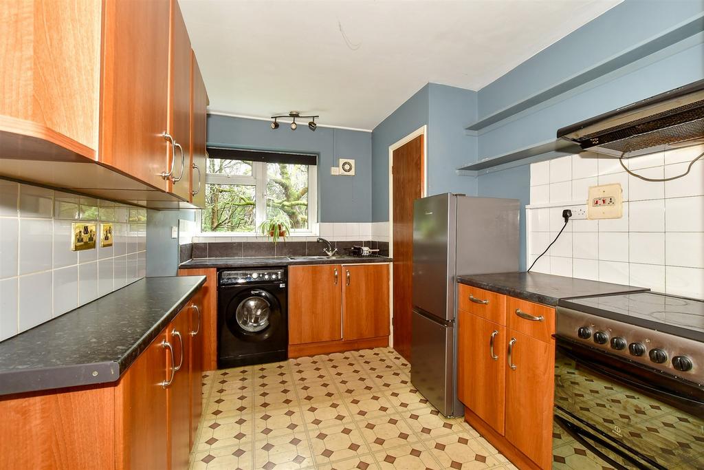 Hill, Warlingham, Surrey 2 bed flat for sale £230,000