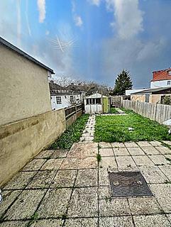 3 bedroom terraced house to rent - Chestnut Grove, Mitcham CR4