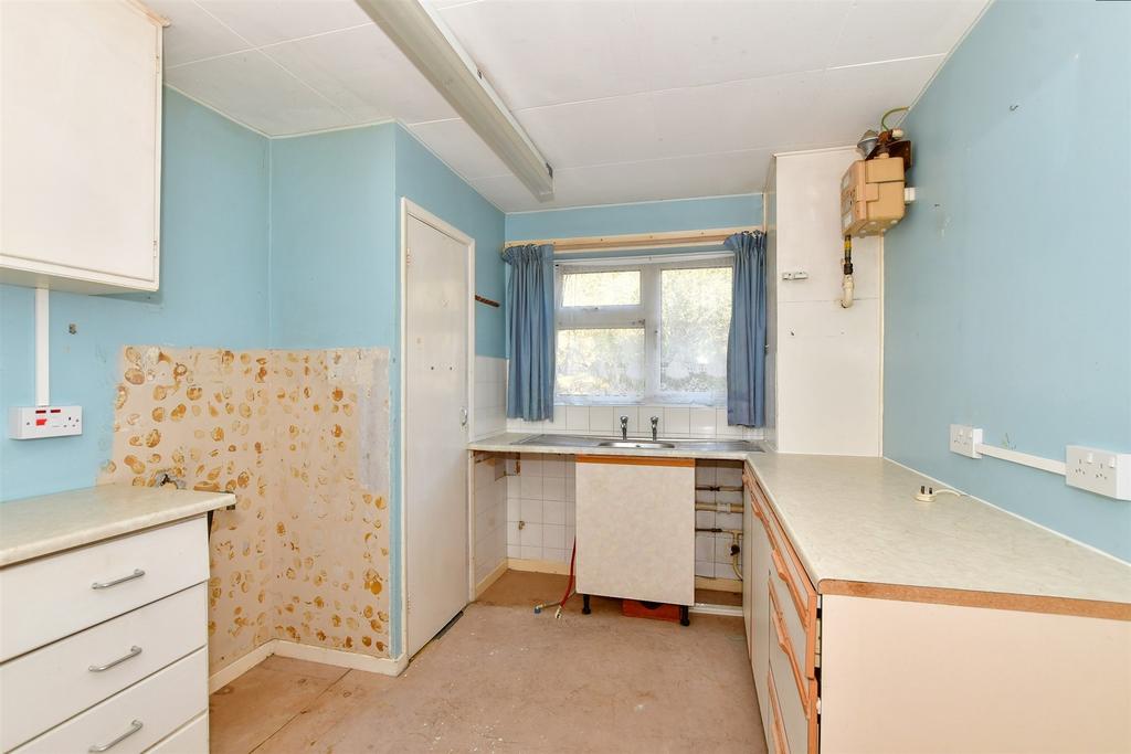 Hollands Avenue, Folkestone, Kent 2 bed for sale £100,000