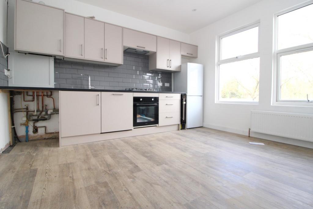 South Ealing Road, Ealing 4 bed apartment to rent £2,800 pcm (£646 pw)