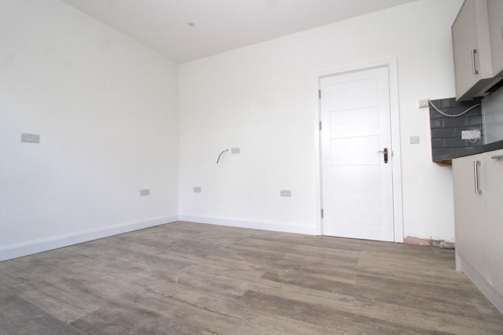 South Ealing Road, Ealing 4 bed apartment to rent £2,800 pcm (£646 pw)