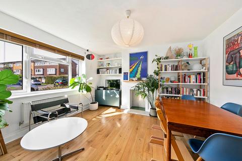 10 Stuart Road, Richmond, TW10 7QR
