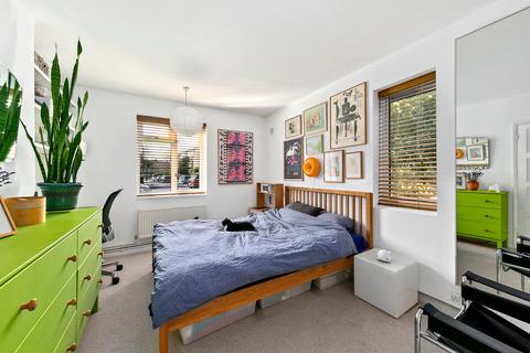 10 Stuart Road, Richmond, TW10 7QR