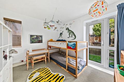 10 Stuart Road, Richmond, TW10 7QR