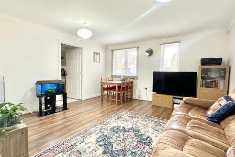 2 bedroom ground floor flat for sale, Royal Crescent, Ilford IG2