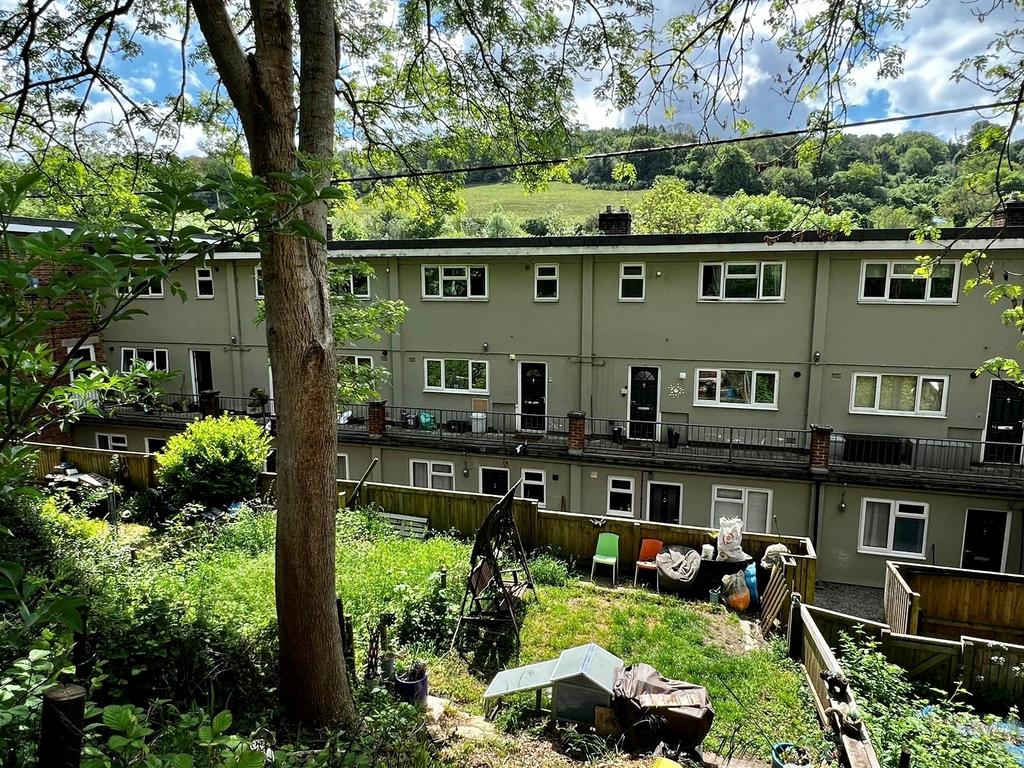 Queens Court, Stroud... 3 bed apartment for sale £190,000